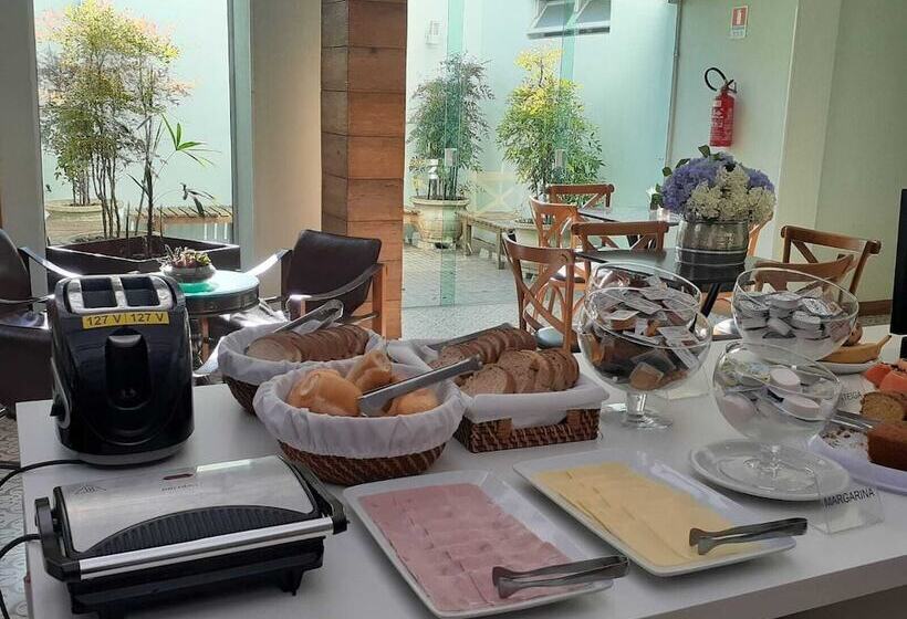 בית מלון כפרי Garibaldi Business