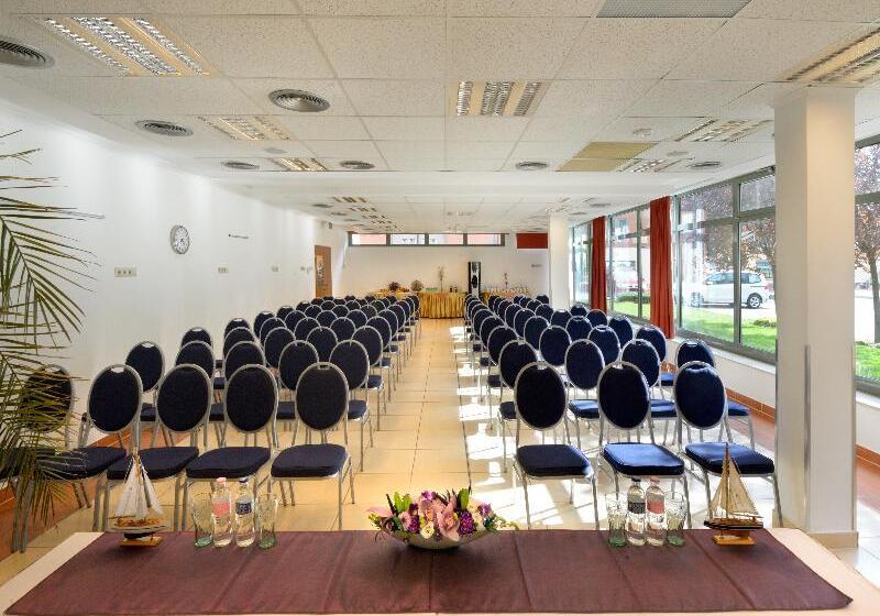 Holiday Beach Budapest Wellness Hotel With Sauna Park