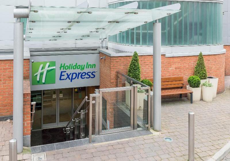 בית מלון כפרי Holiday Inn Express London Swiss Cottage