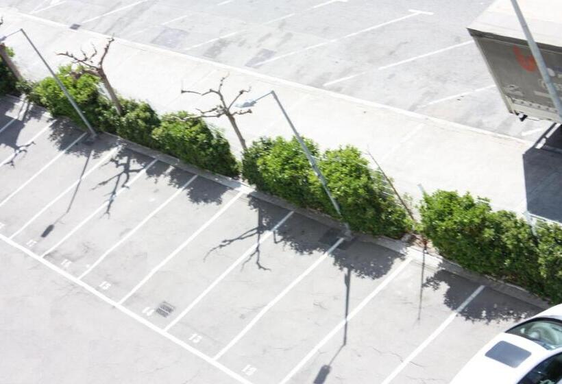 Отель Holiday Inn Express Molins De Rei, An Ihg