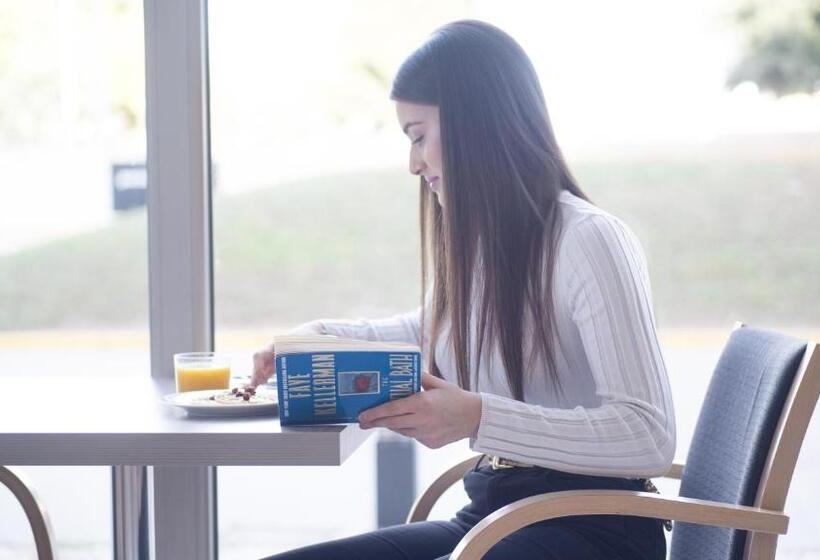 Отель Holiday Inn Express Molins De Rei, An Ihg