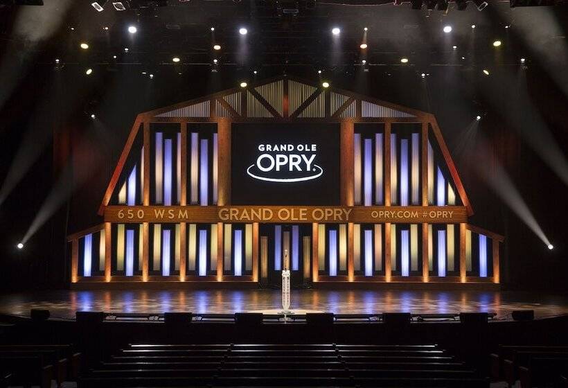 هتل Holiday Inn Express Nashville Downtown   Broadway, An Ihg