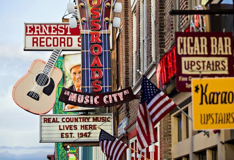 هتل Holiday Inn Express Nashville Downtown   Broadway, An Ihg