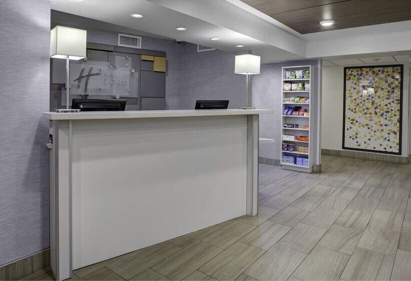 هتل Holiday Inn Express Sedona   Oak Creek, An Ihg