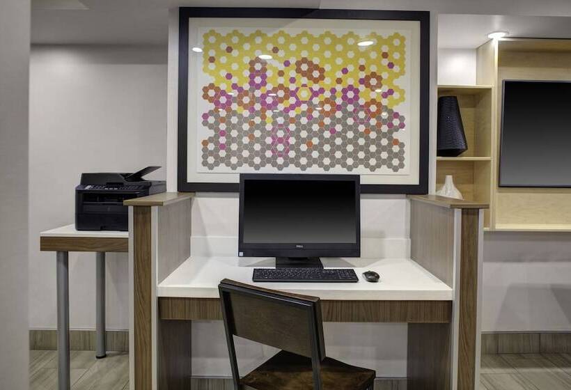 هتل Holiday Inn Express Sedona   Oak Creek, An Ihg