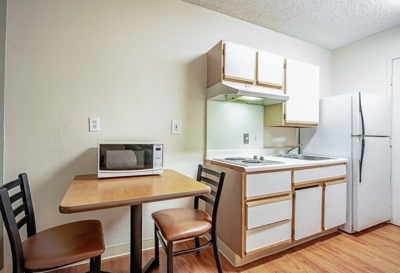 فندق Hometowne Studios By Red Roof Phoenix   Black Canyon Highway