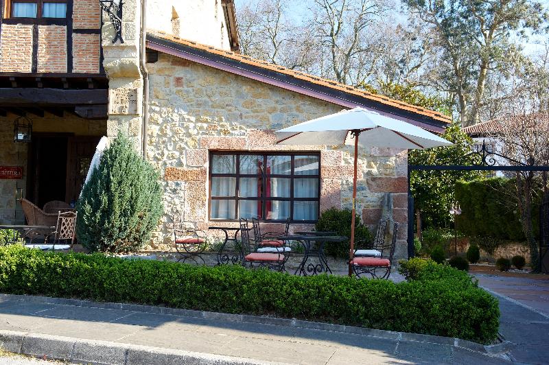 هتل La Casona De Revolgo