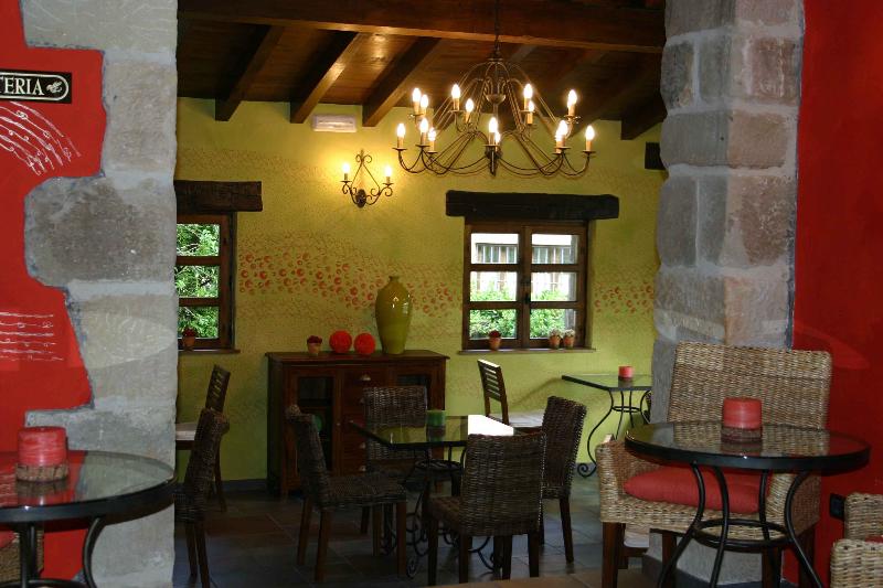 هتل La Casona De Revolgo