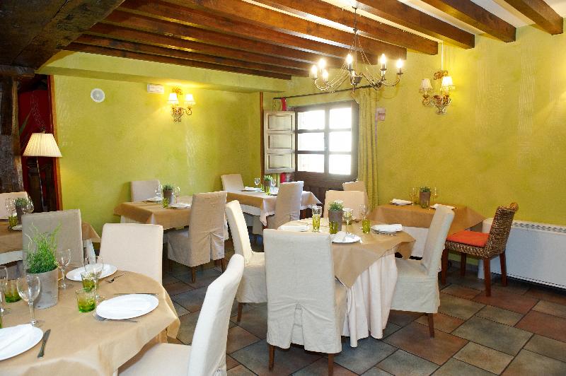 هتل La Casona De Revolgo