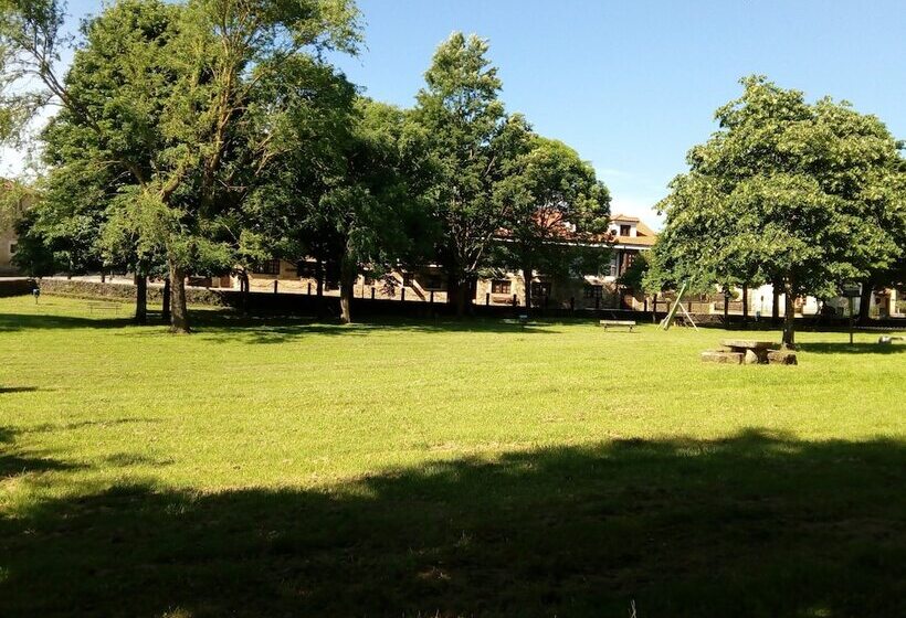 هتل La Casona De Revolgo