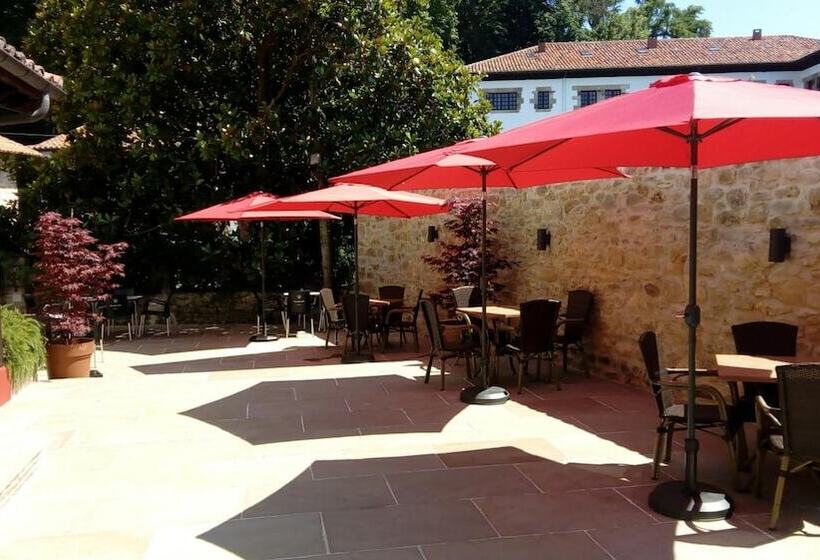 هتل La Casona De Revolgo