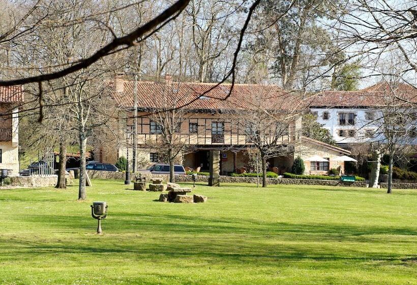 هتل La Casona De Revolgo