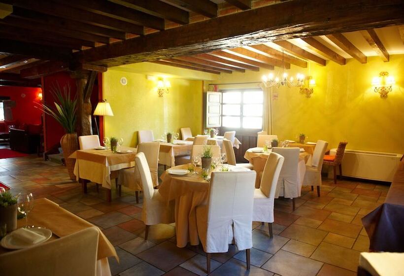 هتل La Casona De Revolgo