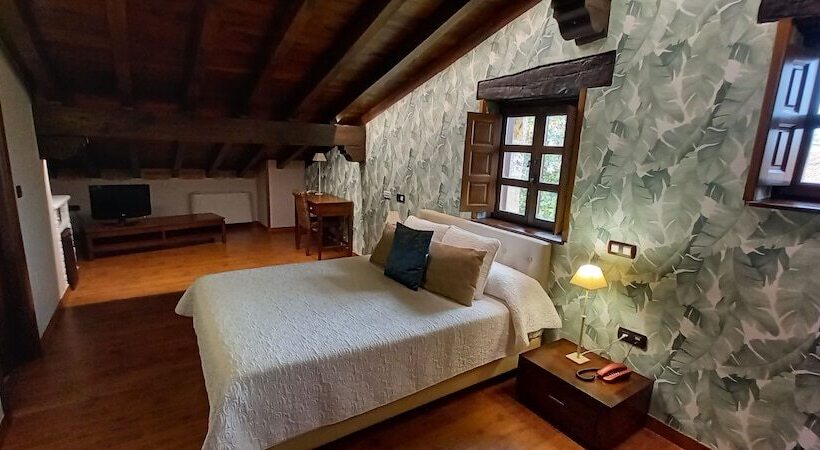 هتل La Casona De Revolgo