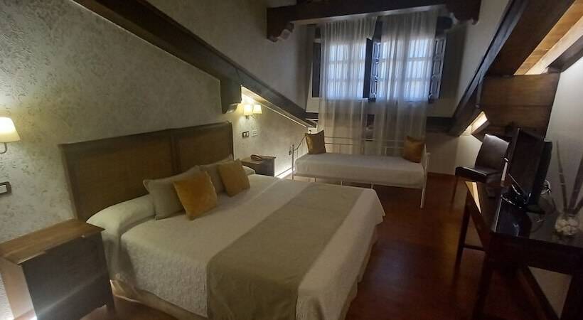 هتل La Casona De Revolgo