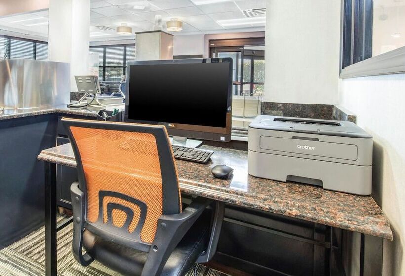 酒店 Quality Inn Airport I240