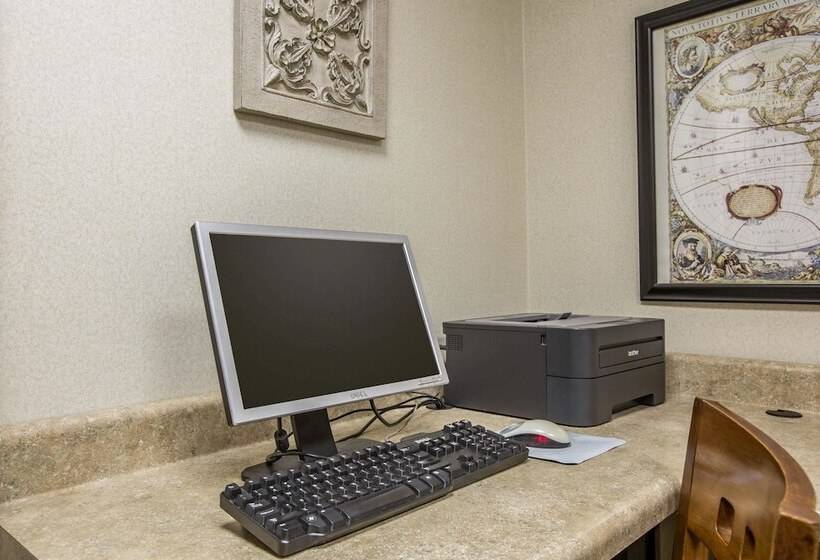 בית מלון כפרי Quality Inn & Suites Hanes Mall