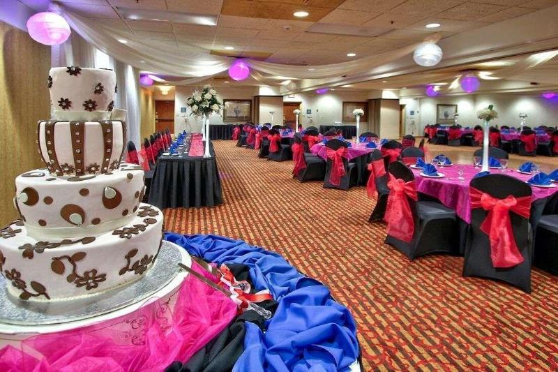 ホテル Ramada By Wyndham Albuquerque Midtown