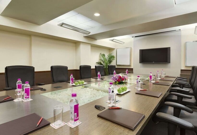 هتل Ramada Chennai Egmore