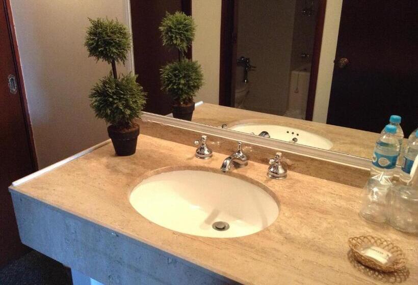 فندق Real De Uruapan