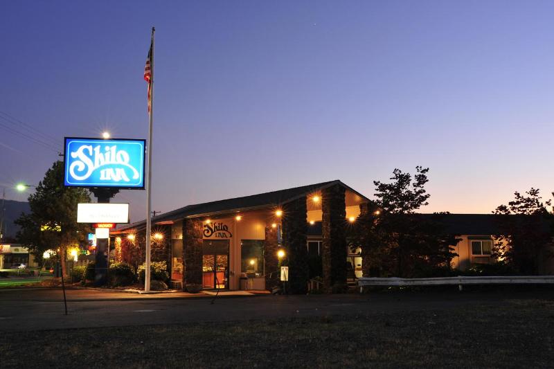 Отель Red Lion Inn & Suites Grants Pass