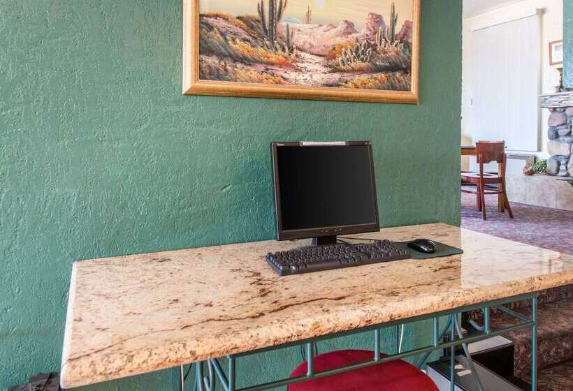 בית מלון כפרי Rodeway Inn & Suites