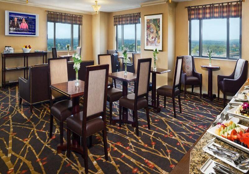 هتل Sheraton Springfield Monarch Place