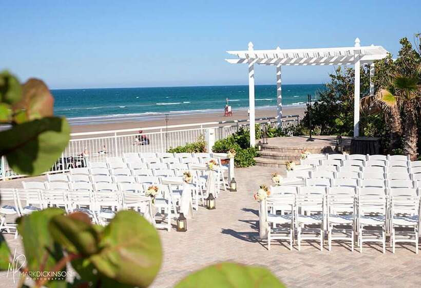 호텔 The Shores Resort & Spa