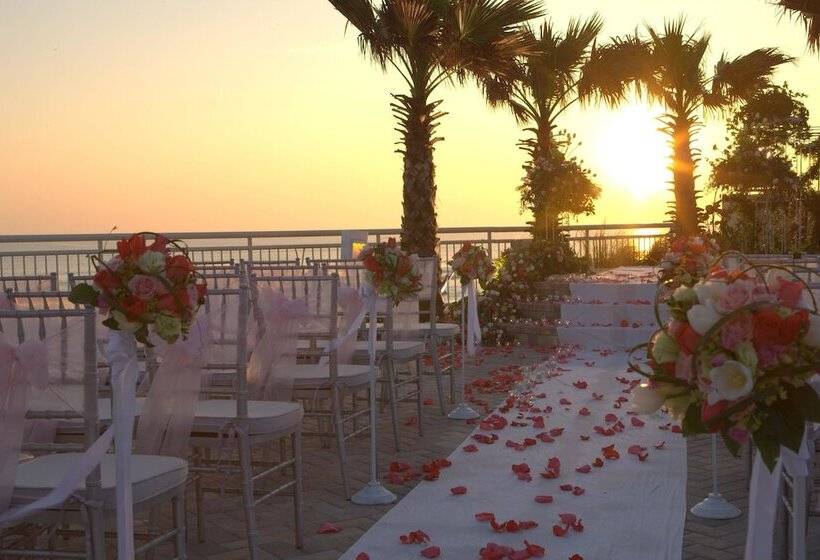 فندق The Shores Resort & Spa