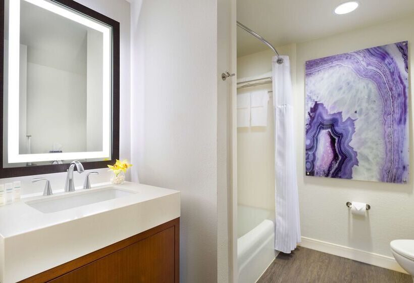 استراحتگاه Hilton Garden Inn Kauai Wailua Bay