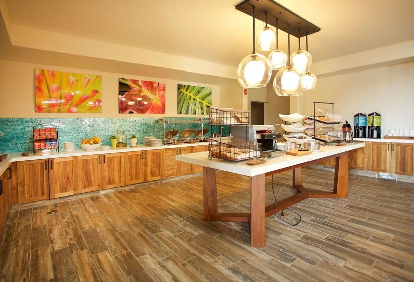 استراحتگاه Hilton Garden Inn Kauai Wailua Bay