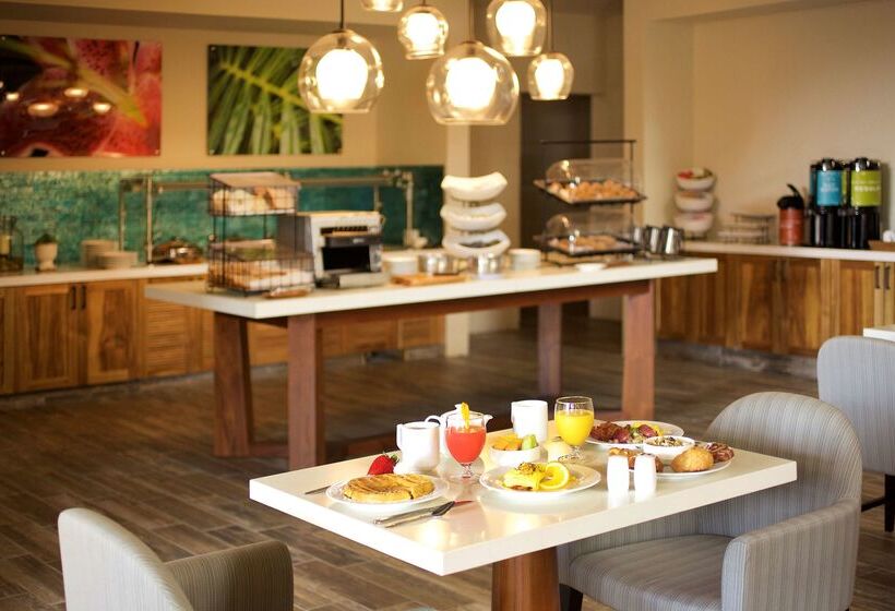 استراحتگاه Hilton Garden Inn Kauai Wailua Bay