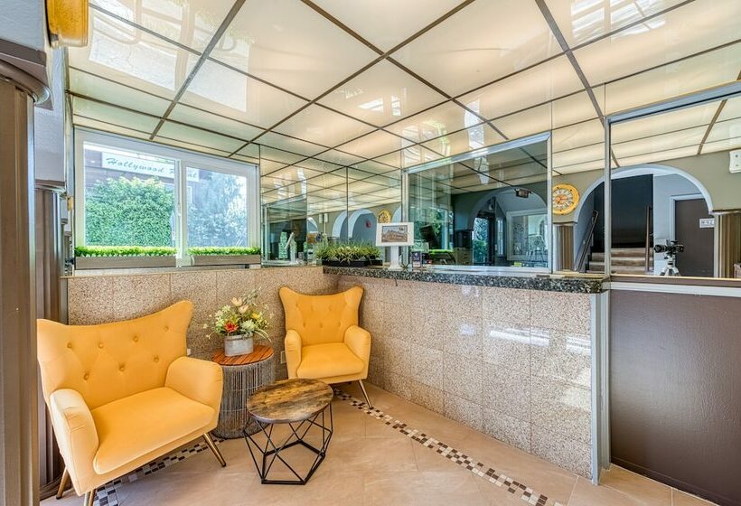 Общежитие La Mirage Inn  Hollywood
