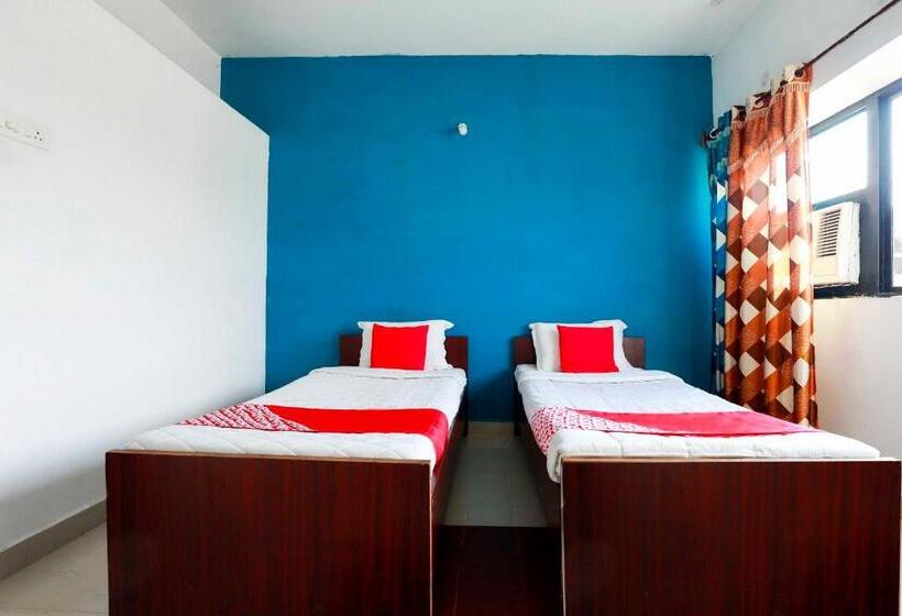 בית מלון כפרי Oyo 70693 Mohan Service Apartment