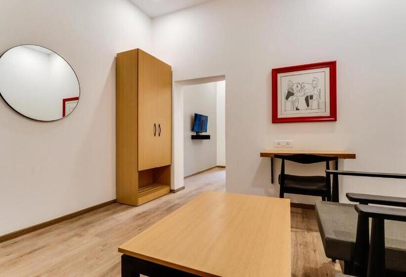 Отель Super Townhouse Gandhi Hall