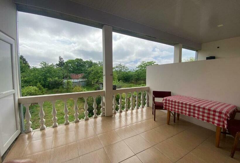 پانسیون Natia Guest House