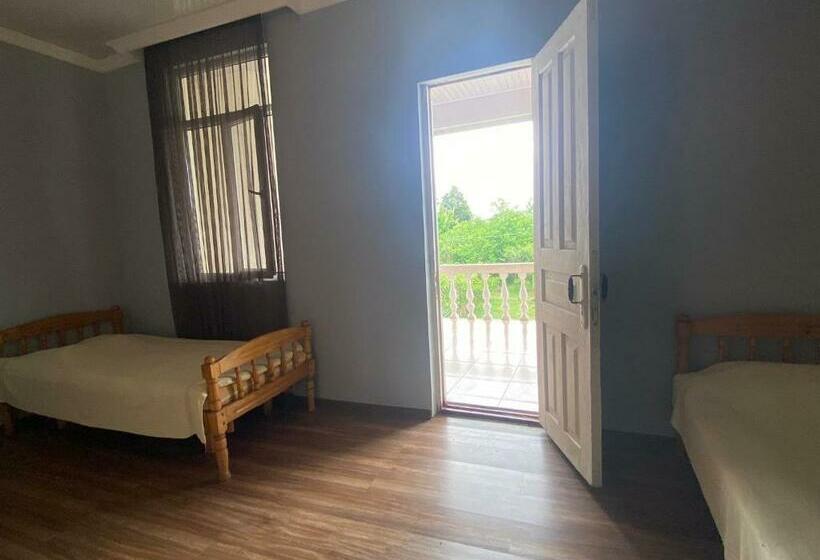 پانسیون Natia Guest House