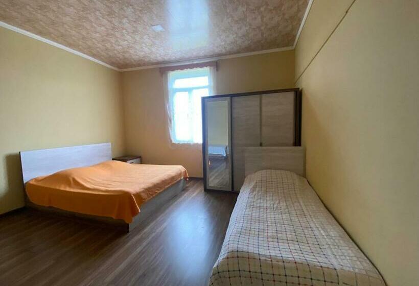 پانسیون Natia Guest House