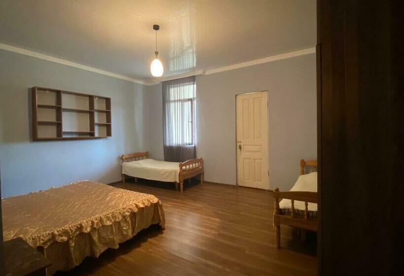 پانسیون Natia Guest House