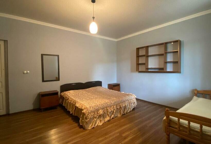 پانسیون Natia Guest House