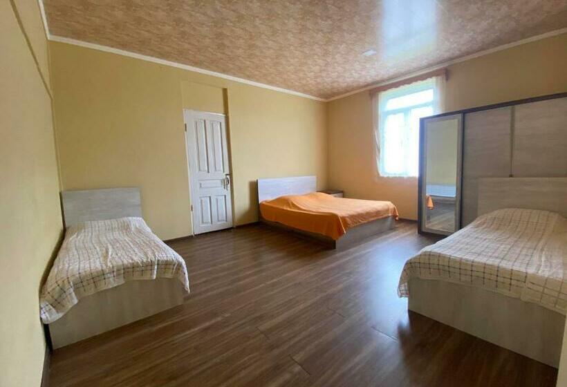 پانسیون Natia Guest House