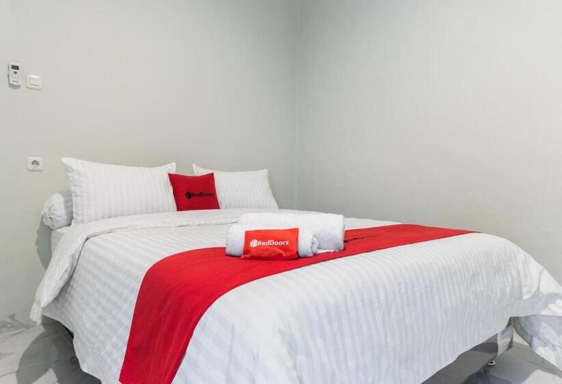 Пансион Reddoorz Plus Near Rs Usu Medan 2