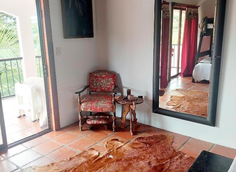 Toucan Lane Hotel And Restaurant