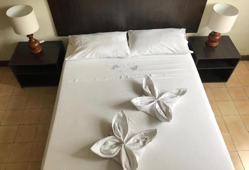 Отель San Nicolás Plaza