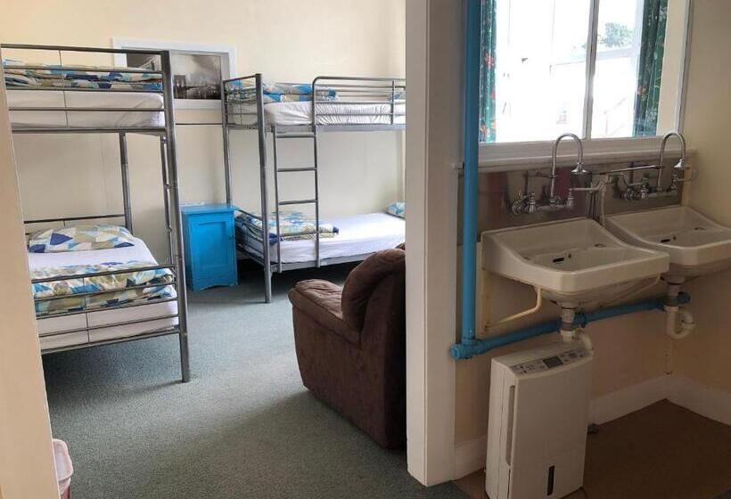 هاستل Chalet Backpackers