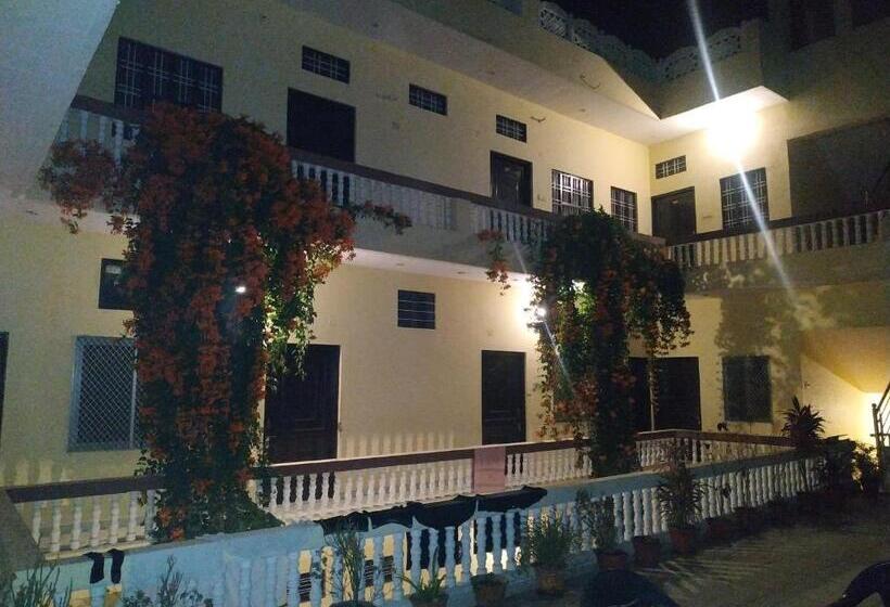 تختخواب و صبحانه Keshav Palace