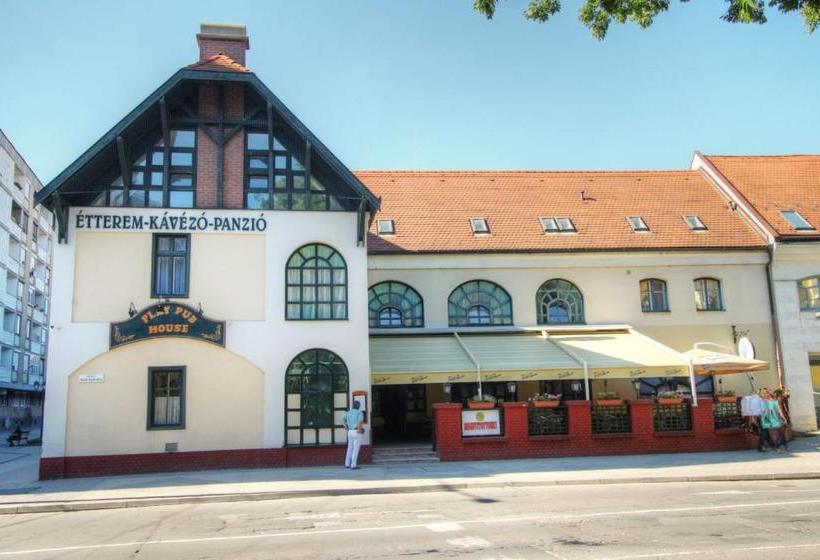 تختخواب و صبحانه Play Pub étterem és Panzió