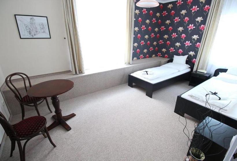 تختخواب و صبحانه Play Pub étterem és Panzió