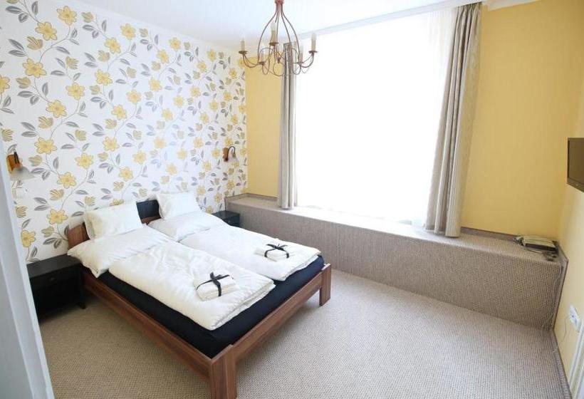 تختخواب و صبحانه Play Pub étterem és Panzió