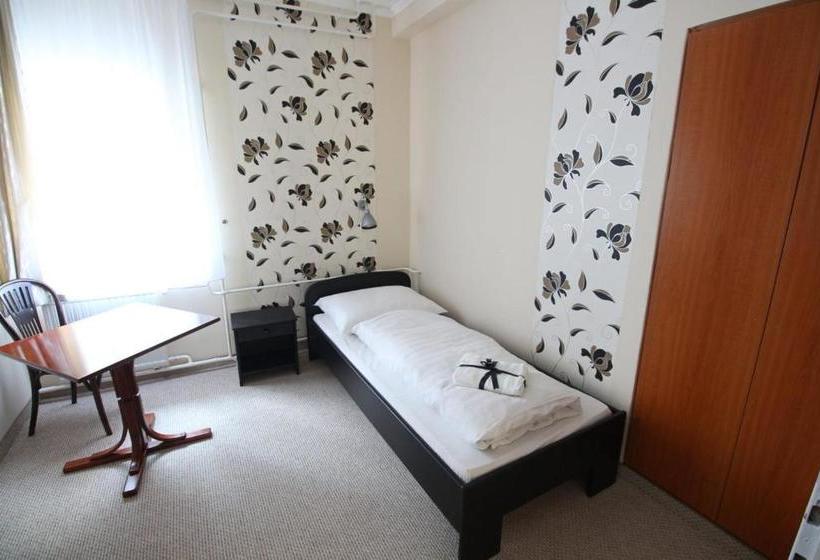 تختخواب و صبحانه Play Pub étterem és Panzió